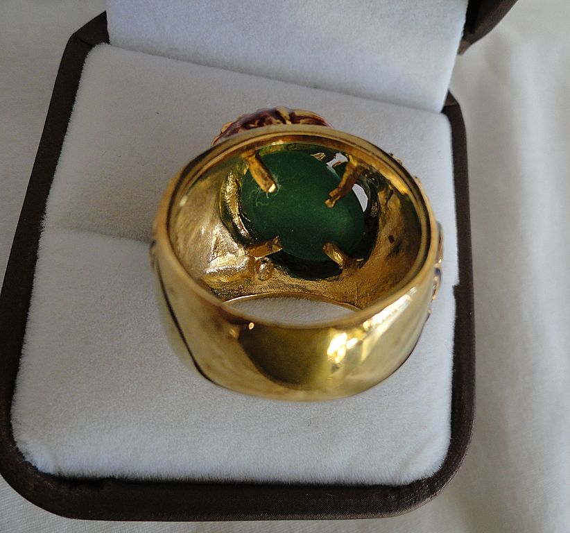 Designer Genuine 7 Carot Emerald Ring, With 2 Lizard's Circling Designer Genuine 7 Carot Emerald Ring, With 2 Lizard's Circling