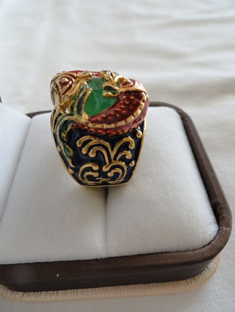 Designer Genuine 7 Carot Emerald Ring, With 2 Lizard's Circling Designer Genuine 7 Carot Emerald Ring, With 2 Lizard's Circling