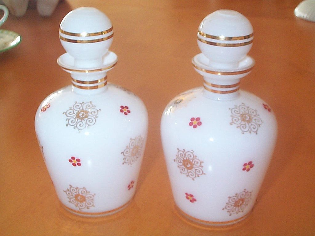 Vintage 1950's or before 6 piece Dresser/Perfume Set. Vintage 1950's or before 6 piece Dresser/Perfume Set.