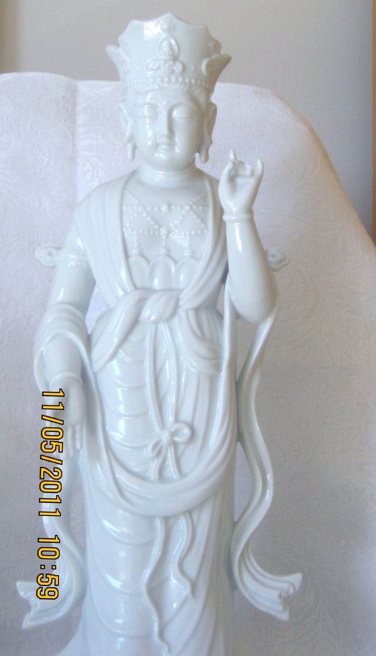 Kannon Maria Guan Yin - With Crown on Head - Blanc de chine Kannon Maria Guan Yin - With Crown on Head - Blanc de chine