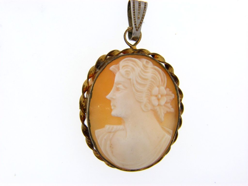 SALE Beautiful carved shell cameo brooch/pendant SALE Beautiful carved shell cameo brooch/pendant