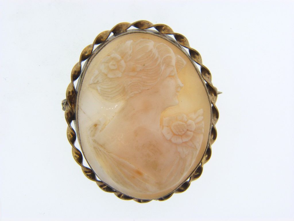 Vintage large shell cameo brooch Vintage large shell cameo brooch