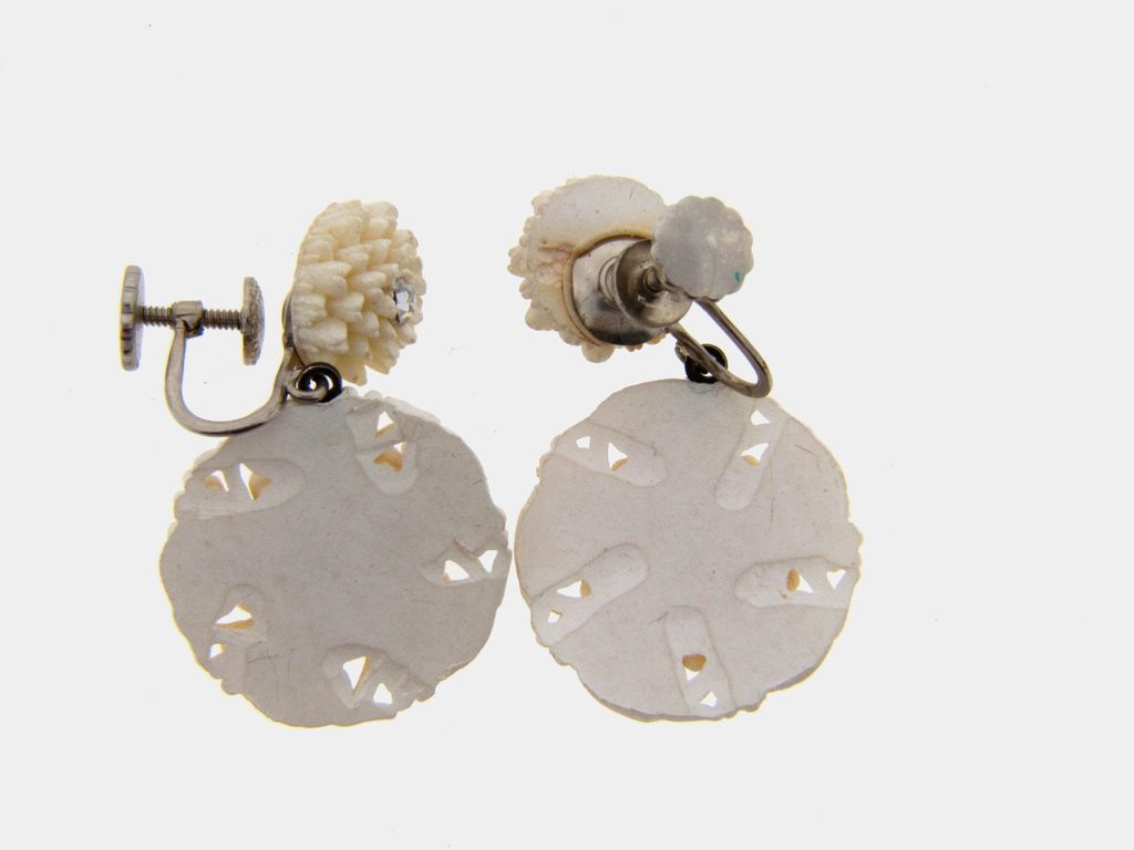 Fabulous molded celluloid necklace with screw on earrings Fabulous molded celluloid necklace with screw on earrings