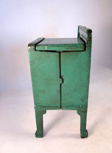 Champion Cast Iron 'Geneva' Toy Stove Champion Cast Iron 'Geneva' Toy Stove