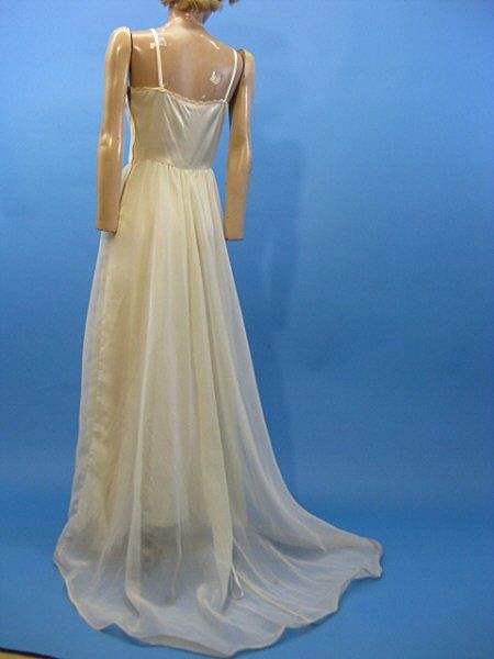 B2610 Vintage slip bridal wedding 1970s era trained B2610 Vintage slip bridal wedding 1970s era trained