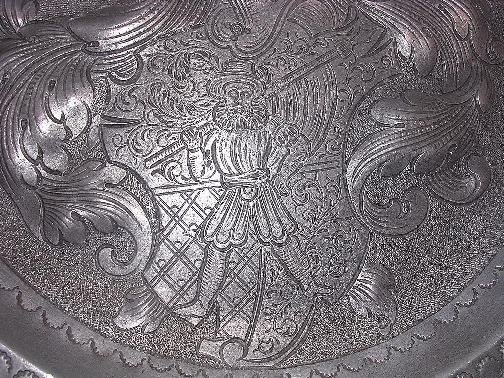 Large 18th Century PEWTER PLATE With Heraldic Crest in Repousse Large 18th Century PEWTER PLATE With Heraldic Crest in Repousse