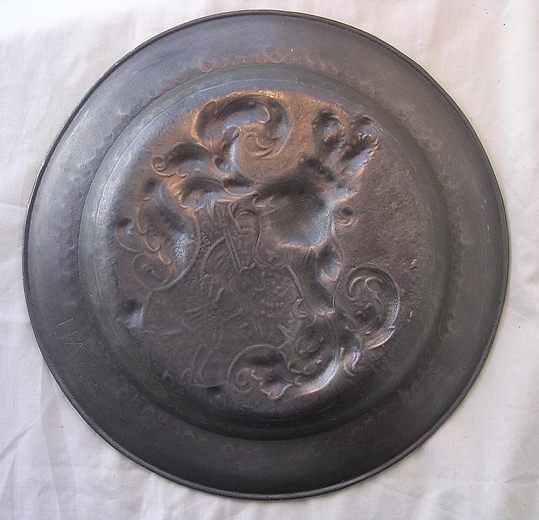 Large 18th Century PEWTER PLATE With Heraldic Crest in Repousse Large 18th Century PEWTER PLATE With Heraldic Crest in Repousse