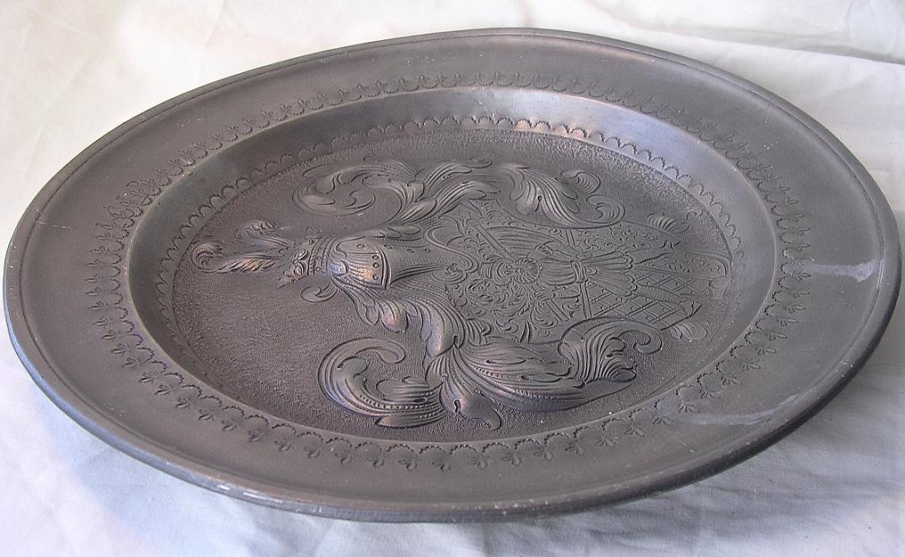 Large 18th Century PEWTER PLATE With Heraldic Crest in Repousse Large 18th Century PEWTER PLATE With Heraldic Crest in Repousse