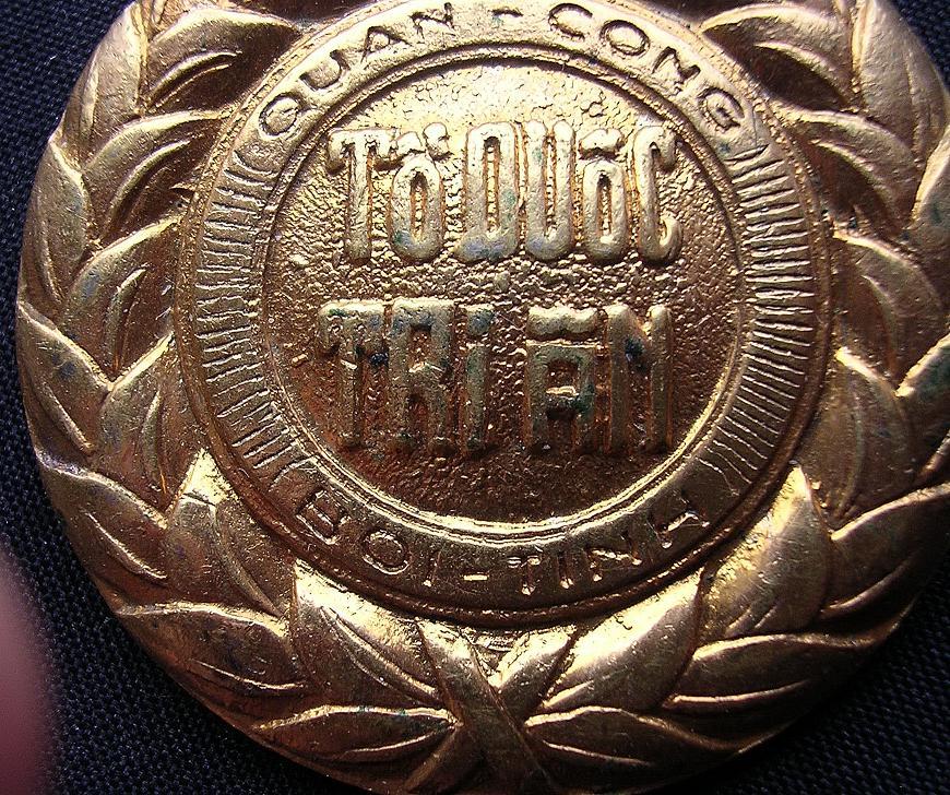 Genuine VIETNAM / VIET CONG Gilt Metal Medal 'Vietnam Conghoa' Genuine VIETNAM / VIET CONG Gilt Metal Medal 'Vietnam Conghoa'