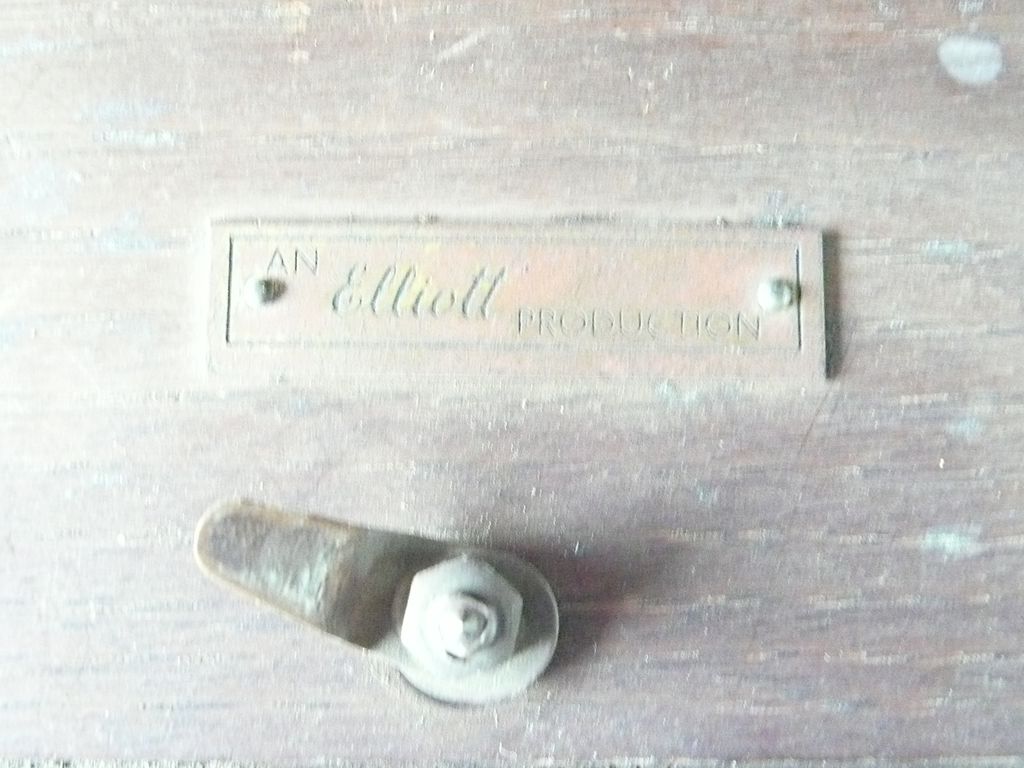 An Old English 'ELLIOTT' Railway or School Wall Clock - Post 1900 An Old English 'ELLIOTT' Railway or School Wall Clock - Post 1900