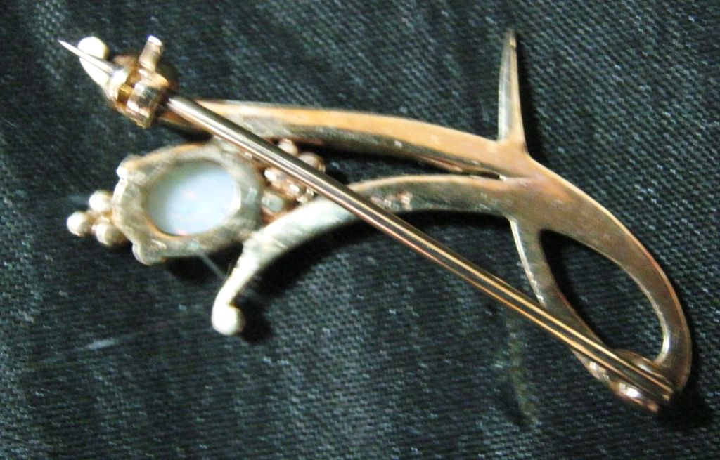 Genuine OPAL Brooch set in 9 Carat gold - Original Presentation Box Genuine OPAL Brooch set in 9 Carat gold - Original Presentation Box