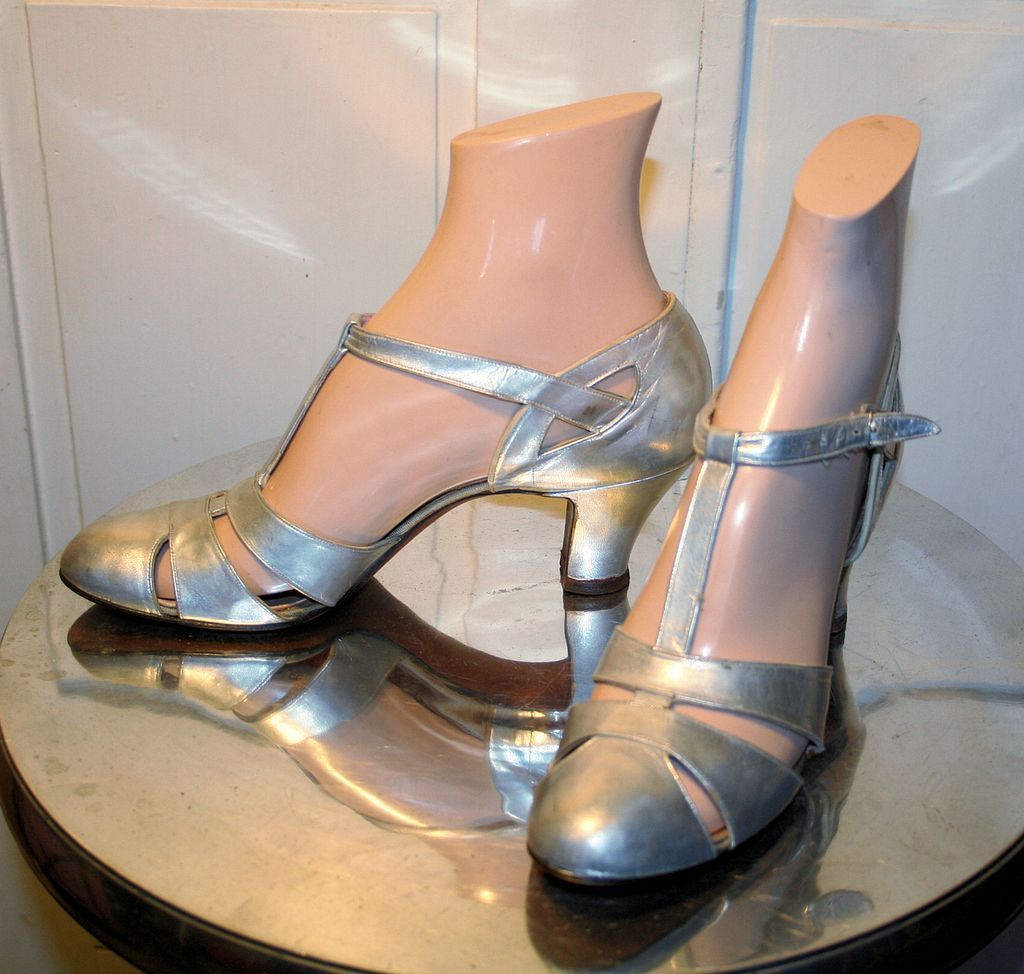 Gorgeous 1920's Metallic Silver T-Strap Dance Pumps size 7AAA Gorgeous 1920's Metallic Silver T-Strap Dance Pumps size 7AAA