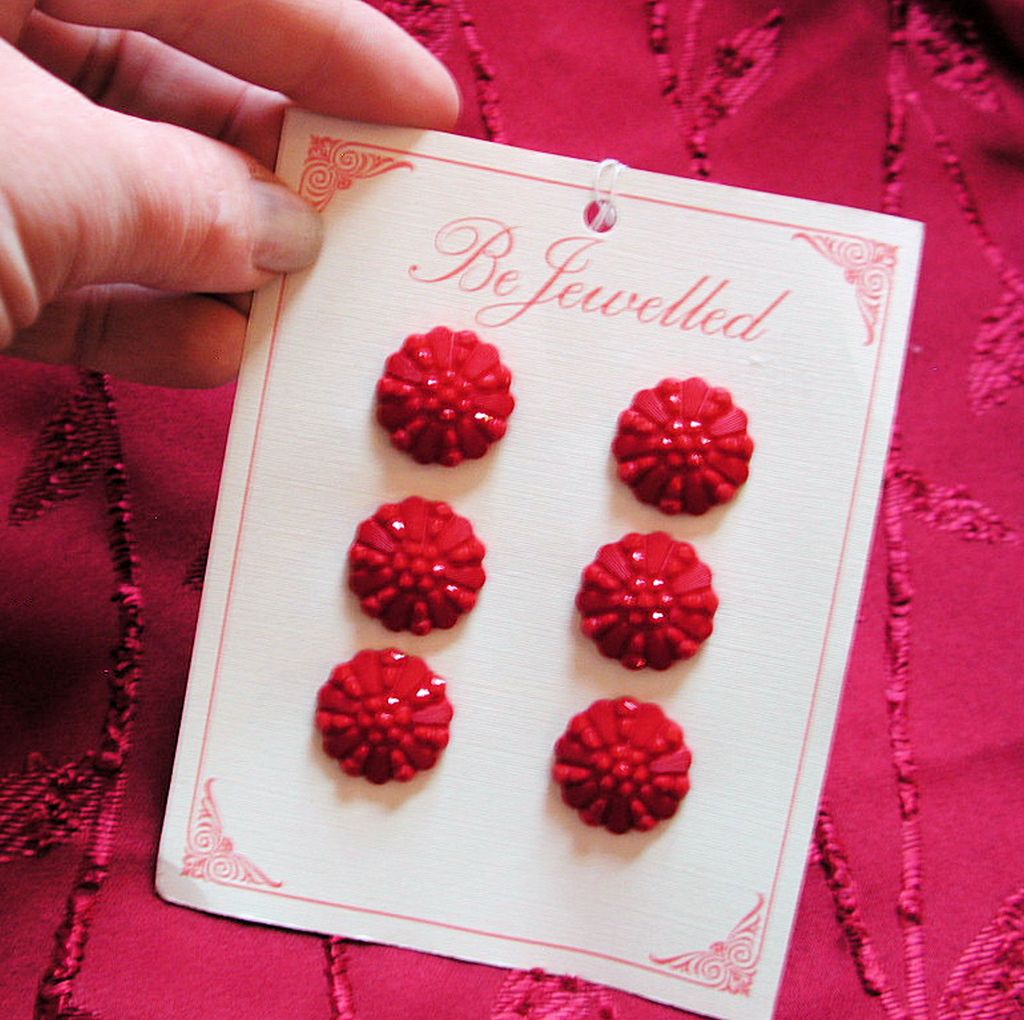 1940s Set of 6 Dark Red Carved Plastic Buttons 1940s Set of 6 Dark Red Carved Plastic Buttons
