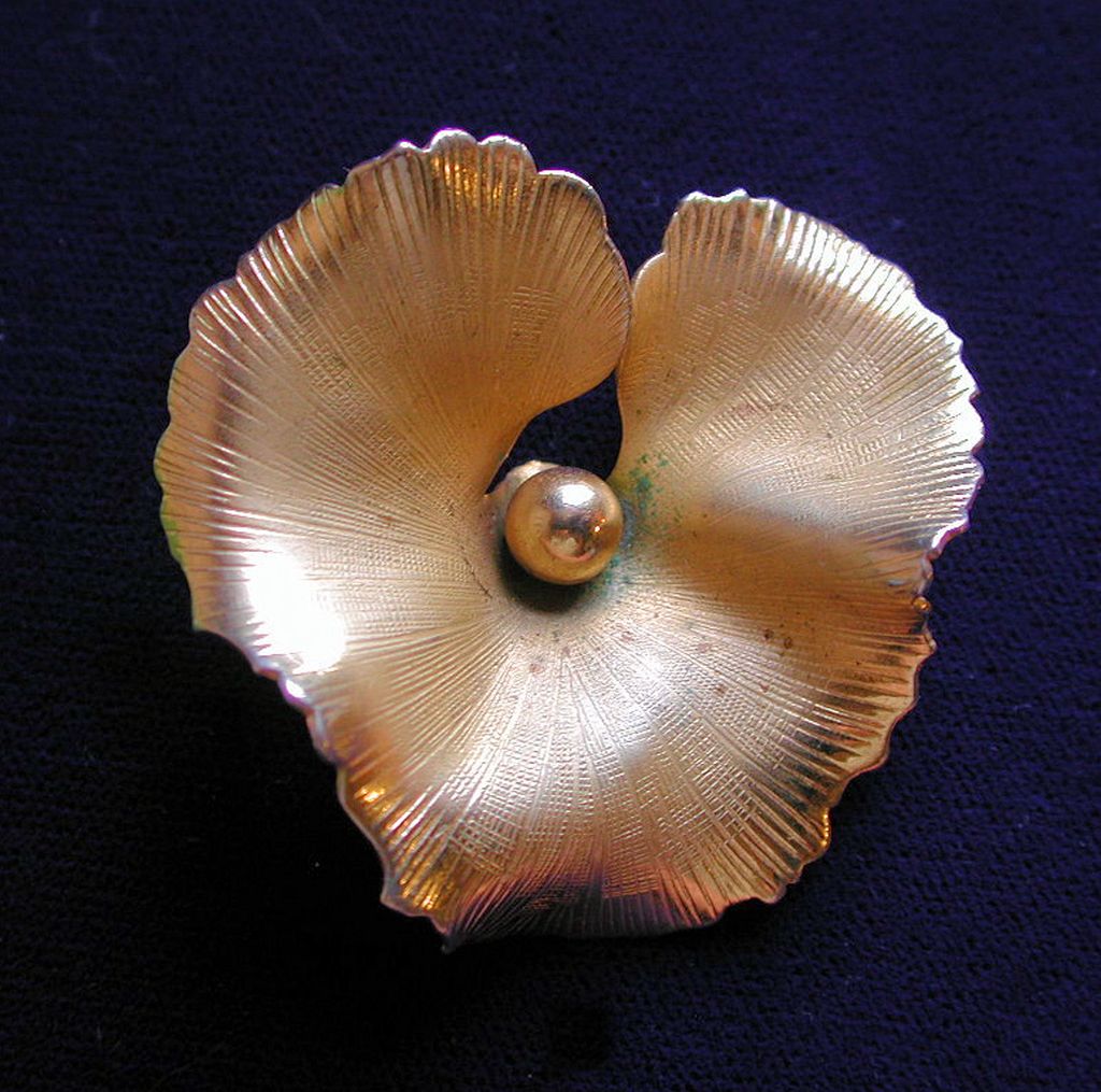 60's Signed Giovanni Gold Tone Pansy Brooch 60's Signed Giovanni Gold Tone Pansy Brooch