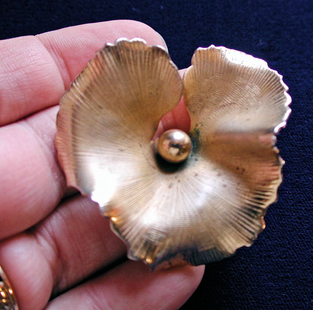60's Signed Giovanni Gold Tone Pansy Brooch 60's Signed Giovanni Gold Tone Pansy Brooch
