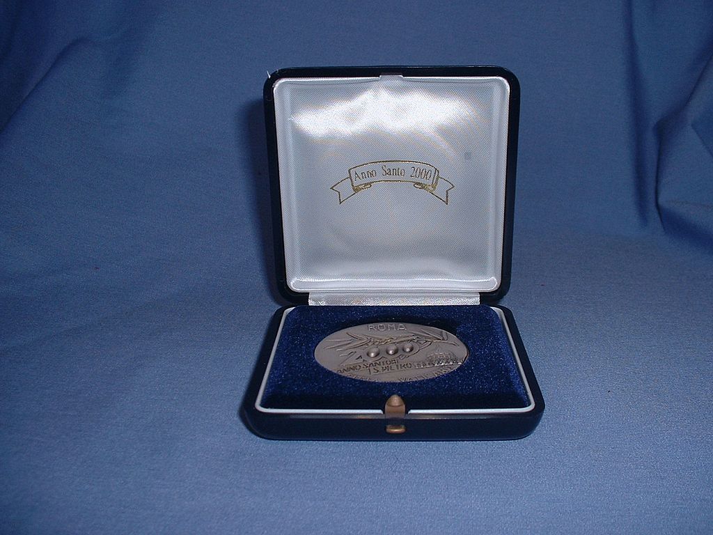 Vatican souvenir large silvertone coin Jubilee 2000 Vatican souvenir large silvertone coin Jubilee 2000