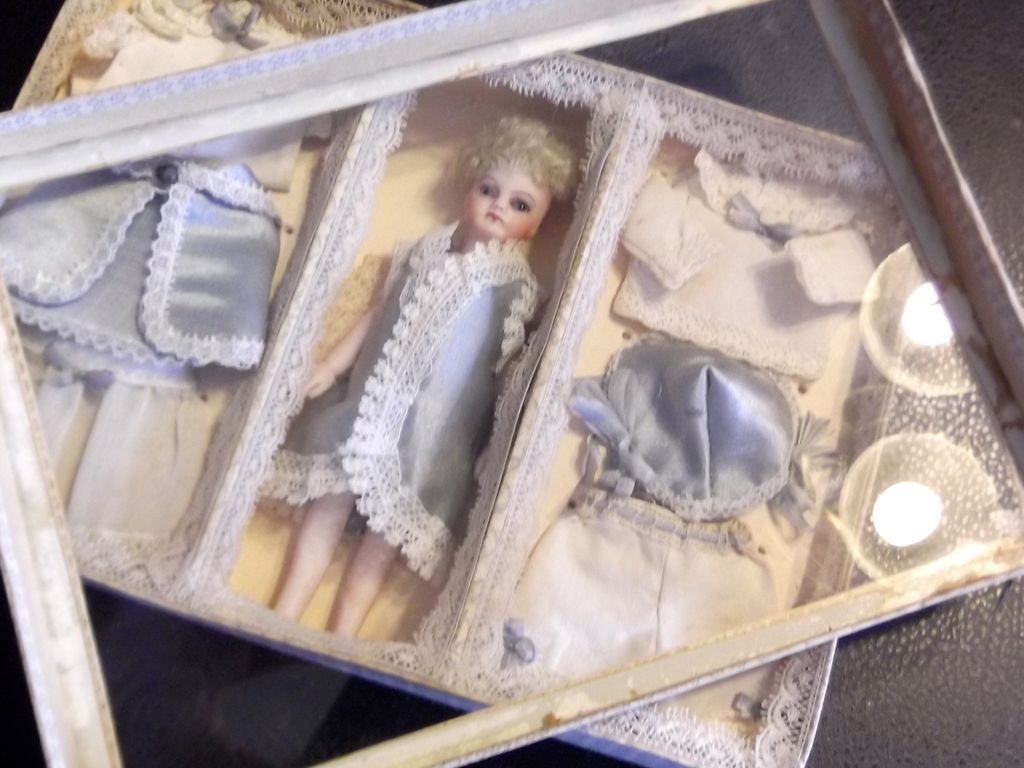 All Original Mignonette in Presentation box with original outfits All Original Mignonette in Presentation box with original outfits