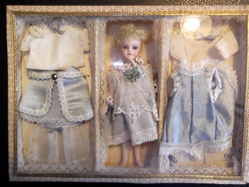 All Original Mignonette in Presentation box with original outfits All Original Mignonette in Presentation box with original outfits