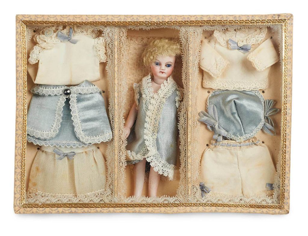 All Original Mignonette in Presentation box with original outfits All Original Mignonette in Presentation box with original outfits