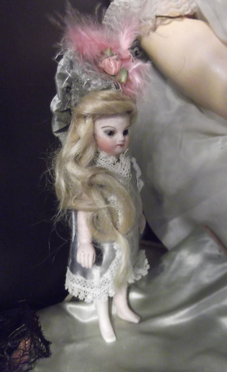 All Original Mignonette in Presentation box with original outfits All Original Mignonette in Presentation box with original outfits