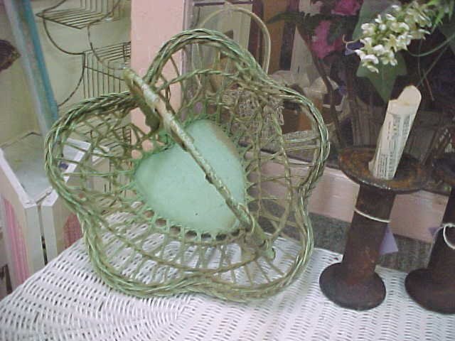 OMG! Amazing VINTAGE Green Heart Wicker Basket OMG! Amazing VINTAGE Green Heart Wicker Basket