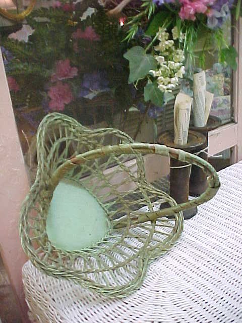 OMG! Amazing VINTAGE Green Heart Wicker Basket OMG! Amazing VINTAGE Green Heart Wicker Basket
