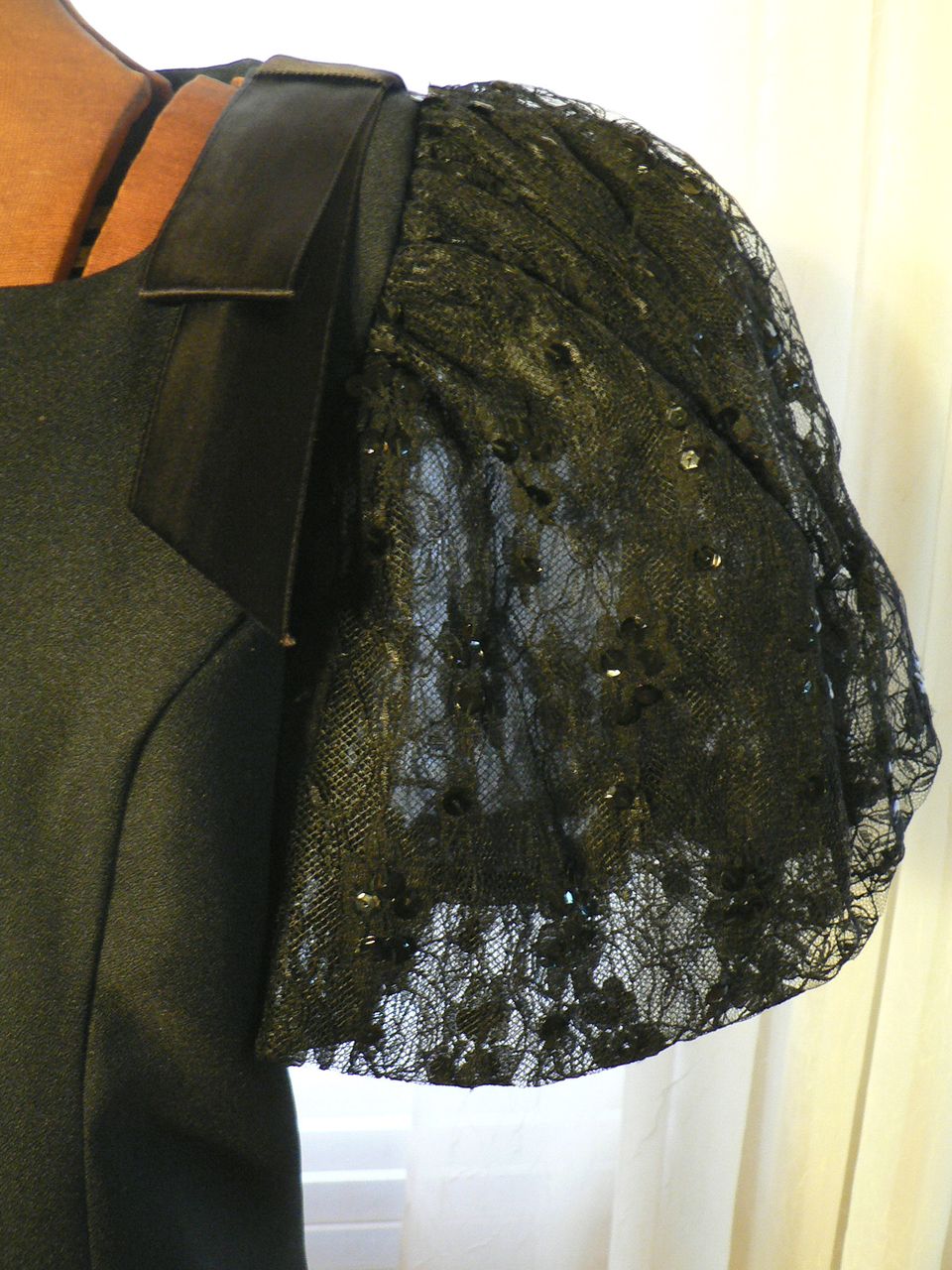 1980s Jessica Howard Sequin Sleeved Black Wiggle Cocktail Dress Sz 6 1980s Jessica Howard Sequin Sleeved Black Wiggle Cocktail Dress Sz 6