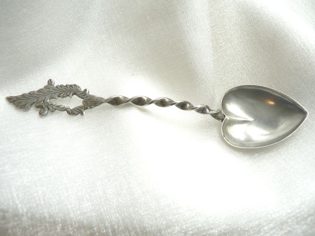 Vintage Sterling Silver Open-work Handle Heart Bowl Mustard Spoon Vintage Sterling Silver Open-work Handle Heart Bowl Mustard Spoon
