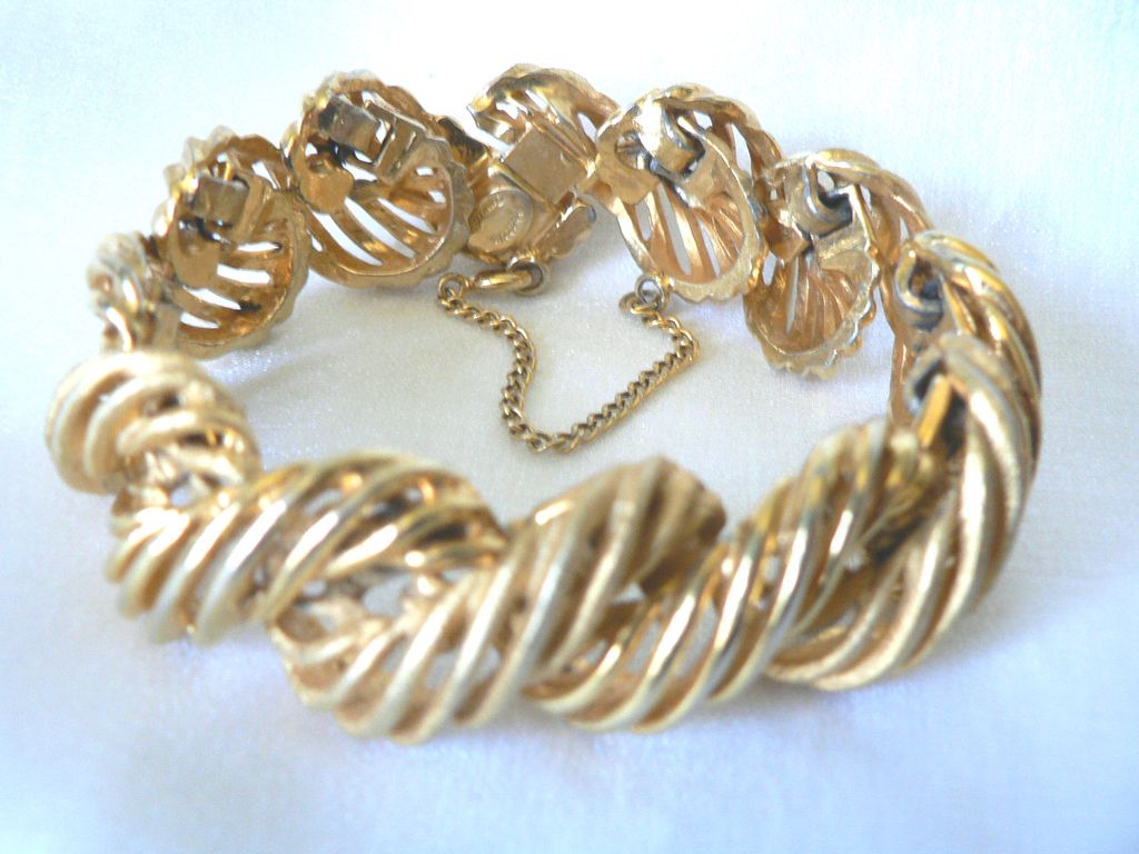 Vintage Designer Signed "HATTIE CARNEGIE" Two Toned Gold Bracelet Vintage Designer Signed "HATTIE CARNEGIE" Two Toned Gold Bracelet