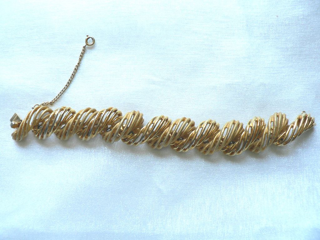 Vintage Designer Signed "HATTIE CARNEGIE" Two Toned Gold Bracelet Vintage Designer Signed "HATTIE CARNEGIE" Two Toned Gold Bracelet