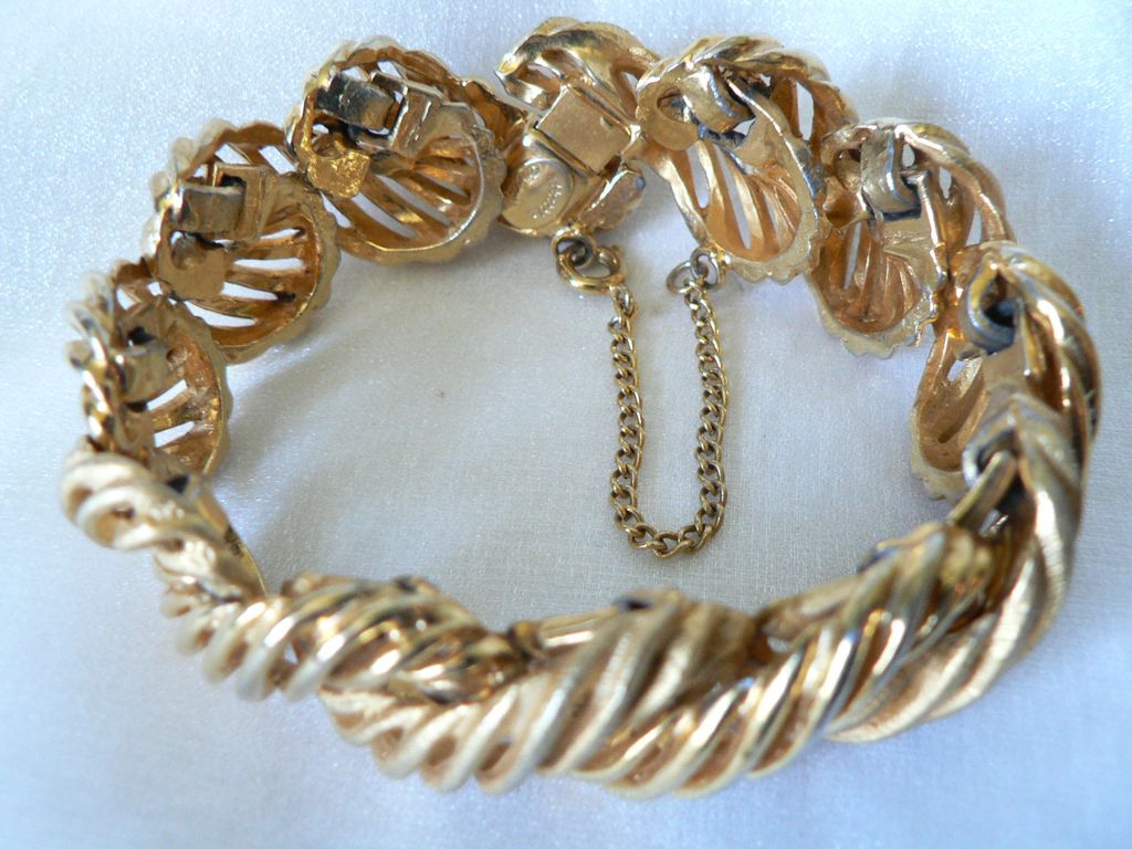 Vintage Designer Signed "HATTIE CARNEGIE" Two Toned Gold Bracelet Vintage Designer Signed "HATTIE CARNEGIE" Two Toned Gold Bracelet