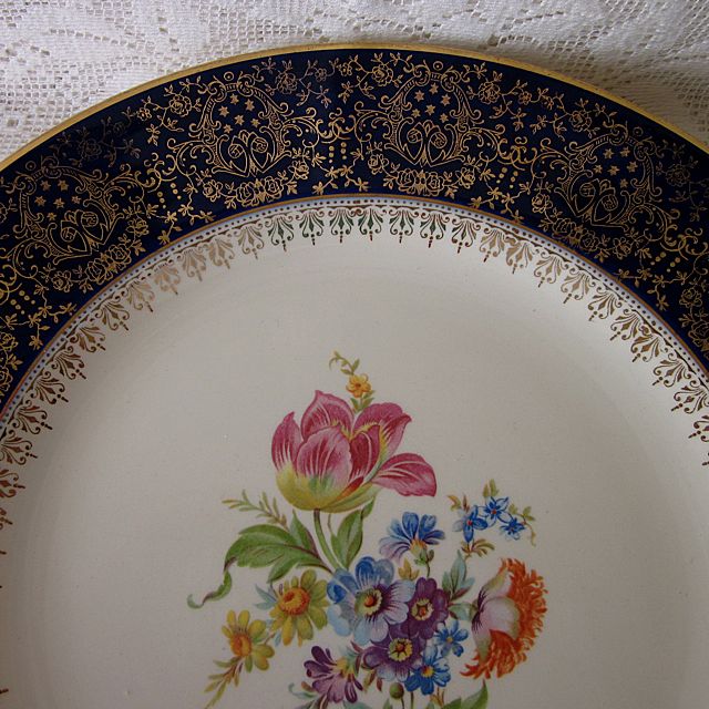 HOMER LAUGHLIN 22K gold-stencilled cake plate floral HOMER LAUGHLIN 22K gold-stencilled cake plate floral