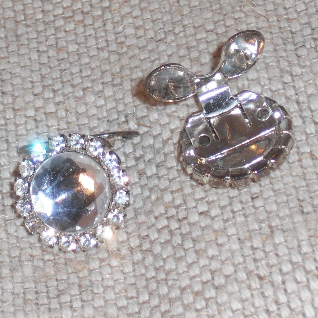 MUSI Shoe Clip – Round Acrylic Stone Surrounded by Austrian Crystal Rhinestones MUSI Shoe Clip – Round Acrylic Stone Surrounded by Austrian Crystal Rhinestones