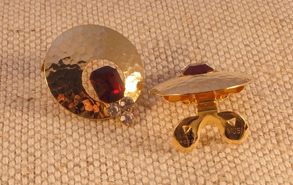 MUSI Round Shoe Clip with Ruby Colored Stone MUSI Round Shoe Clip with Ruby Colored Stone