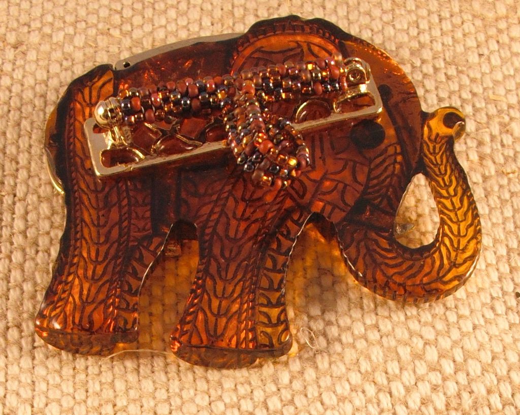 Rust Iridescent Tweed Seed Bead Necklace with Faux Tortoise/Amber Elephant Rust Iridescent Tweed Seed Bead Necklace with Faux Tortoise/Amber Elephant
