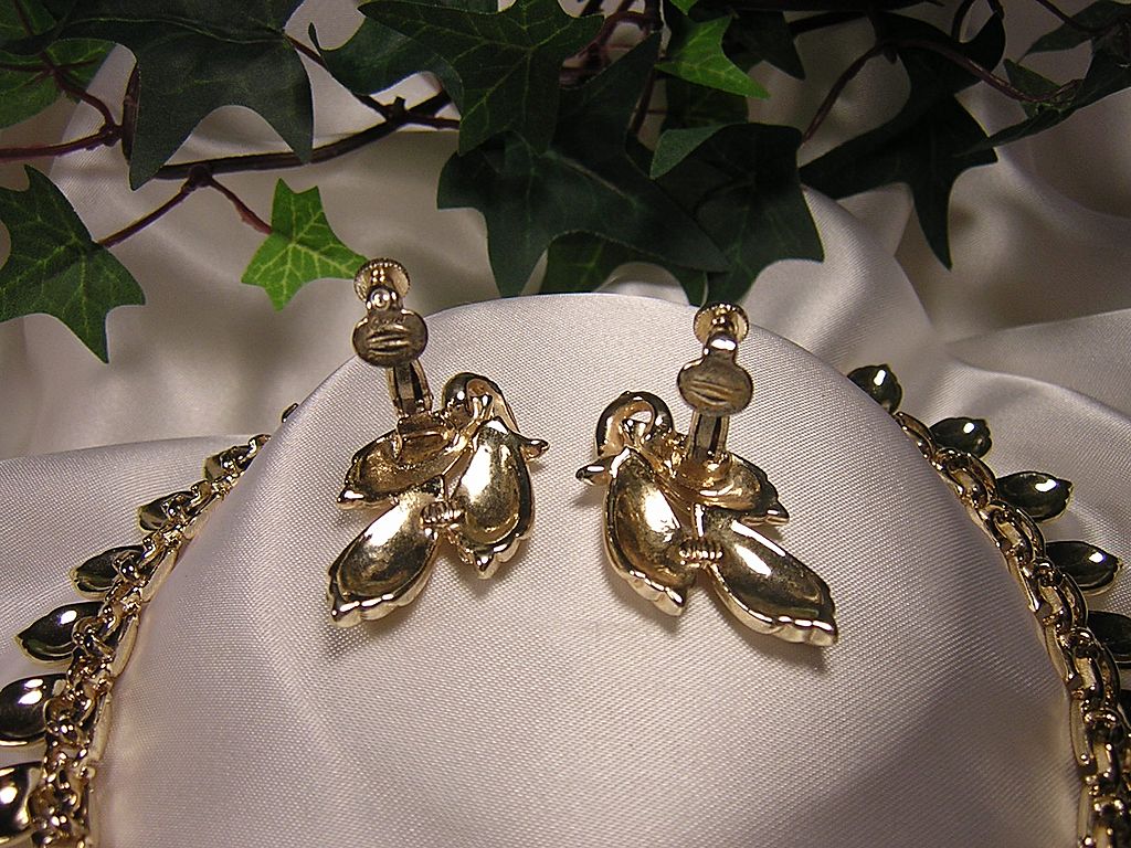 Lovely 1950's Coro Gold-tone Necklace & Earrings Demi Lovely 1950's Coro Gold-tone Necklace & Earrings Demi