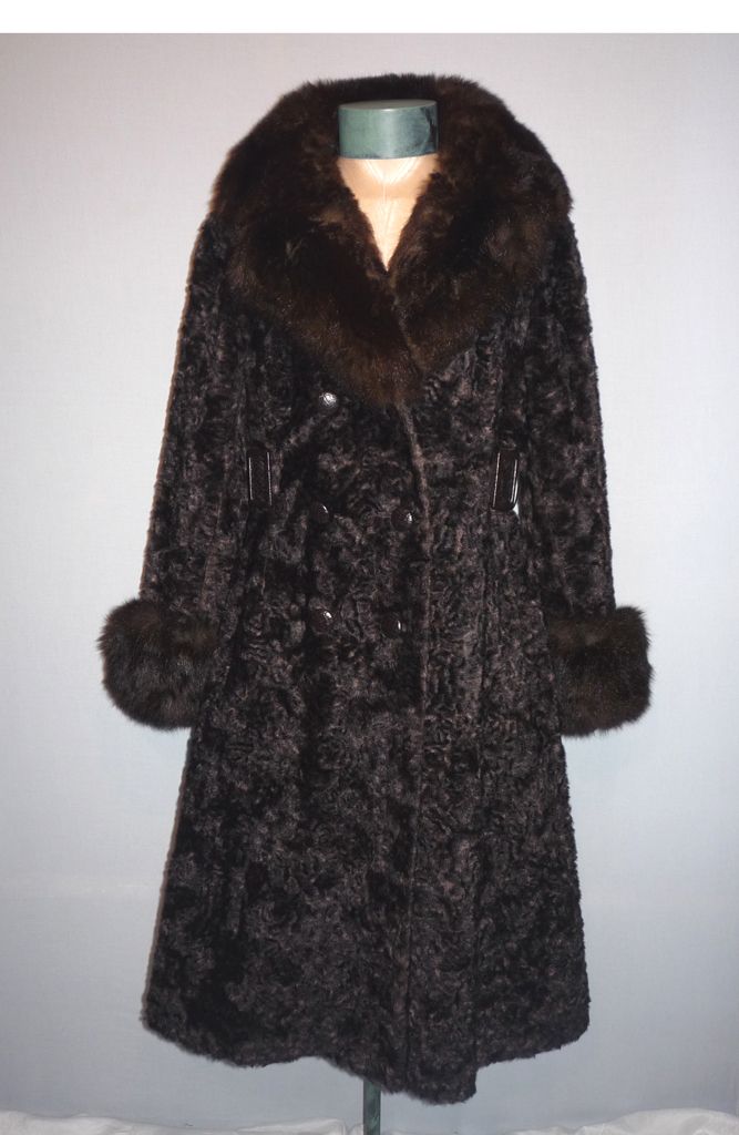 Late 1960s-Early 1970s Sportowne High Fashion Coat With Genuine Fox Fur Collar and Cuffs Late 1960s-Early 1970s Sportowne High Fashion Coat With Genuine Fox Fur Collar and Cuffs