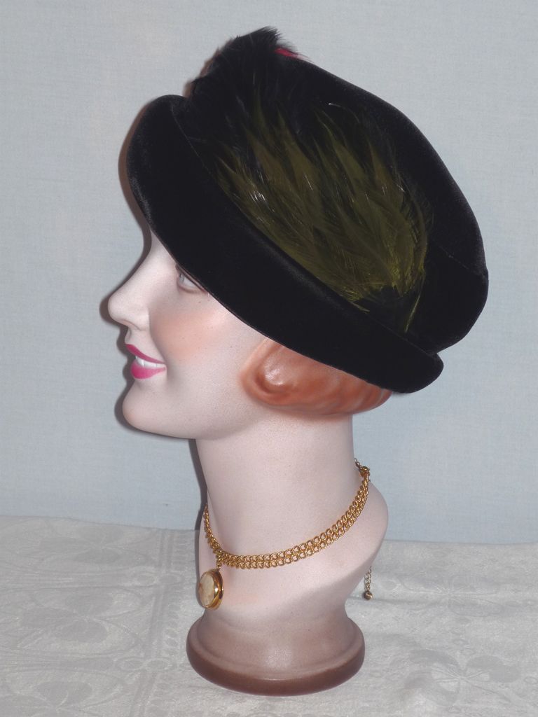 1930s Black Velvet Cloche/Turban Hat With Superb Feather Detail 1930s Black Velvet Cloche/Turban Hat With Superb Feather Detail