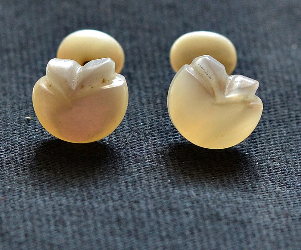 Mother of Pearl Turn of the Century Flower-Shaped Cufflinks Mother of Pearl Turn of the Century Flower-Shaped Cufflinks