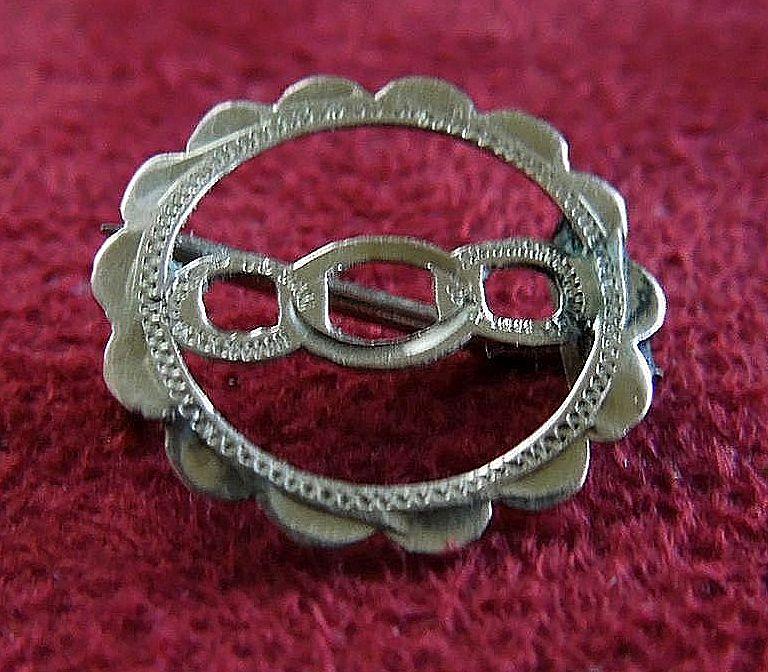 19th Century Victorian Gold Three Link Lapel Pin 19th Century Victorian Gold Three Link Lapel Pin