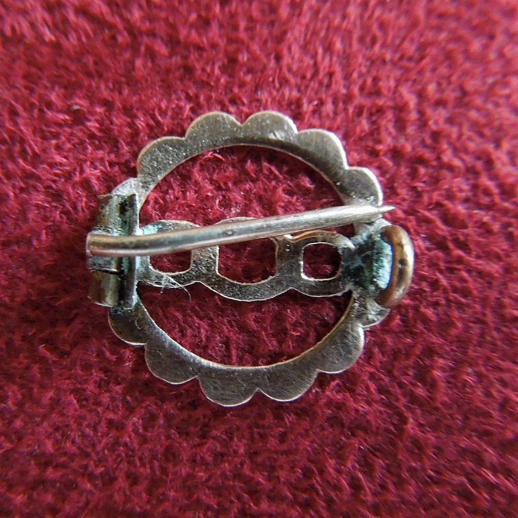 19th Century Victorian Gold Three Link Lapel Pin 19th Century Victorian Gold Three Link Lapel Pin