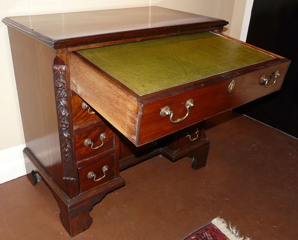 18th c. English Kneehole Desk 18th c. English Kneehole Desk