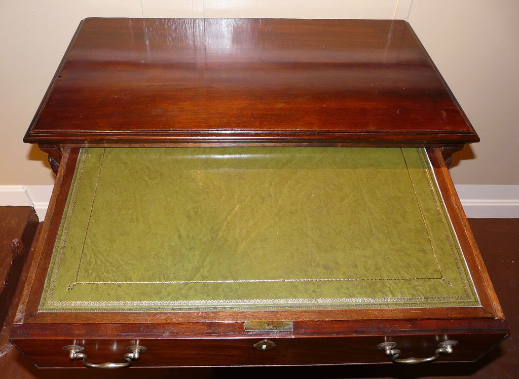 18th c. English Kneehole Desk 18th c. English Kneehole Desk