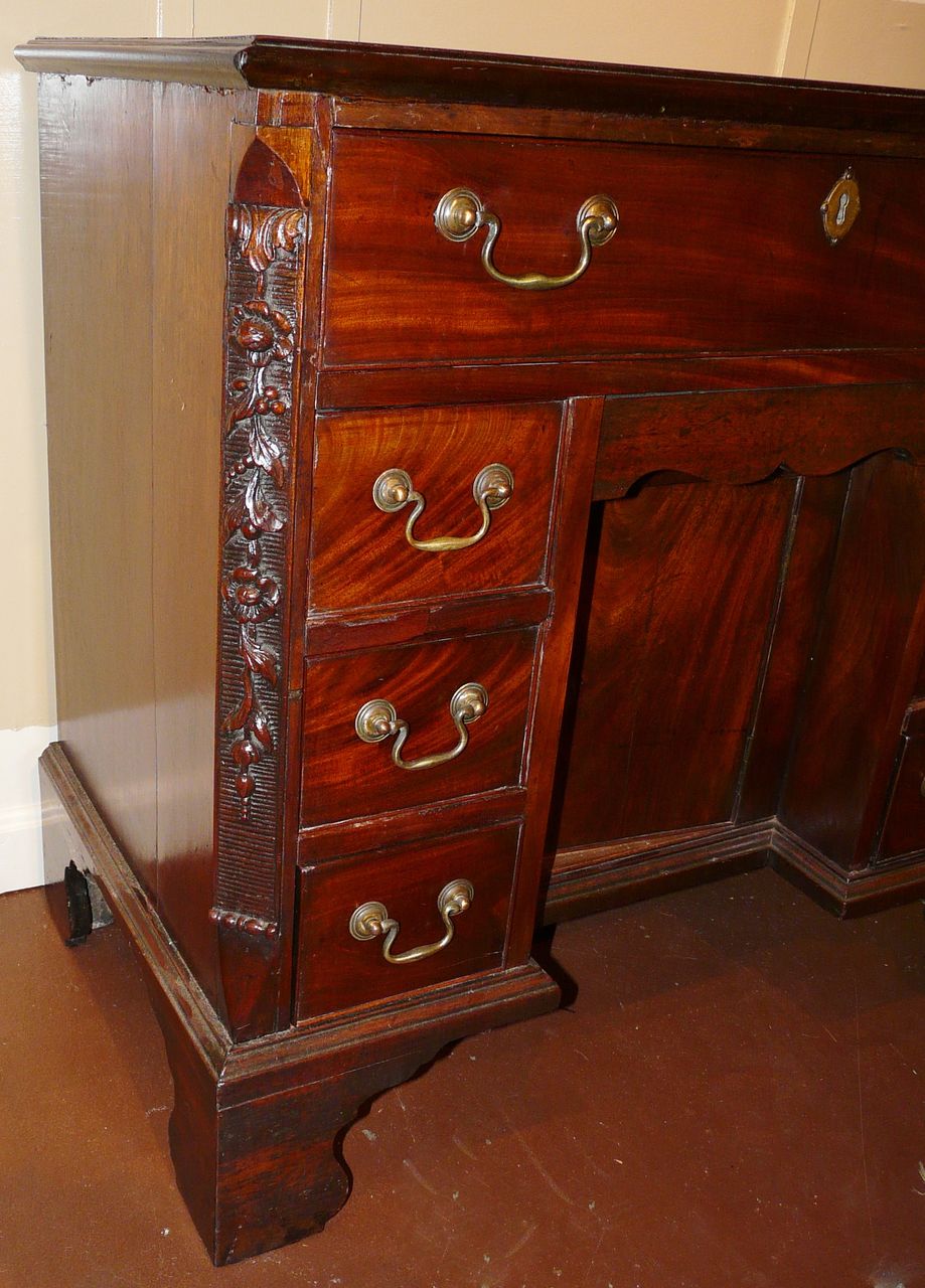 18th c. English Kneehole Desk 18th c. English Kneehole Desk