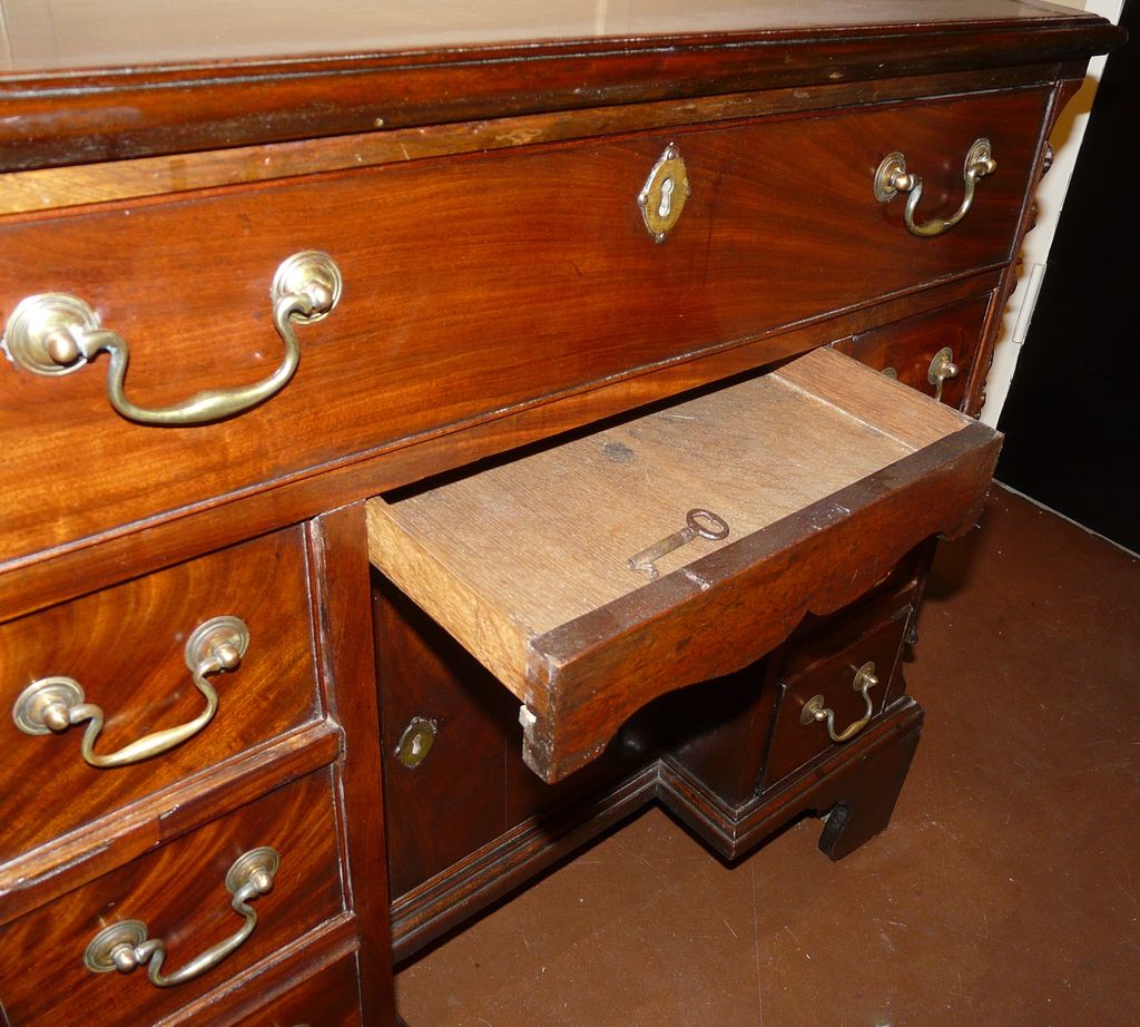 18th c. English Kneehole Desk 18th c. English Kneehole Desk