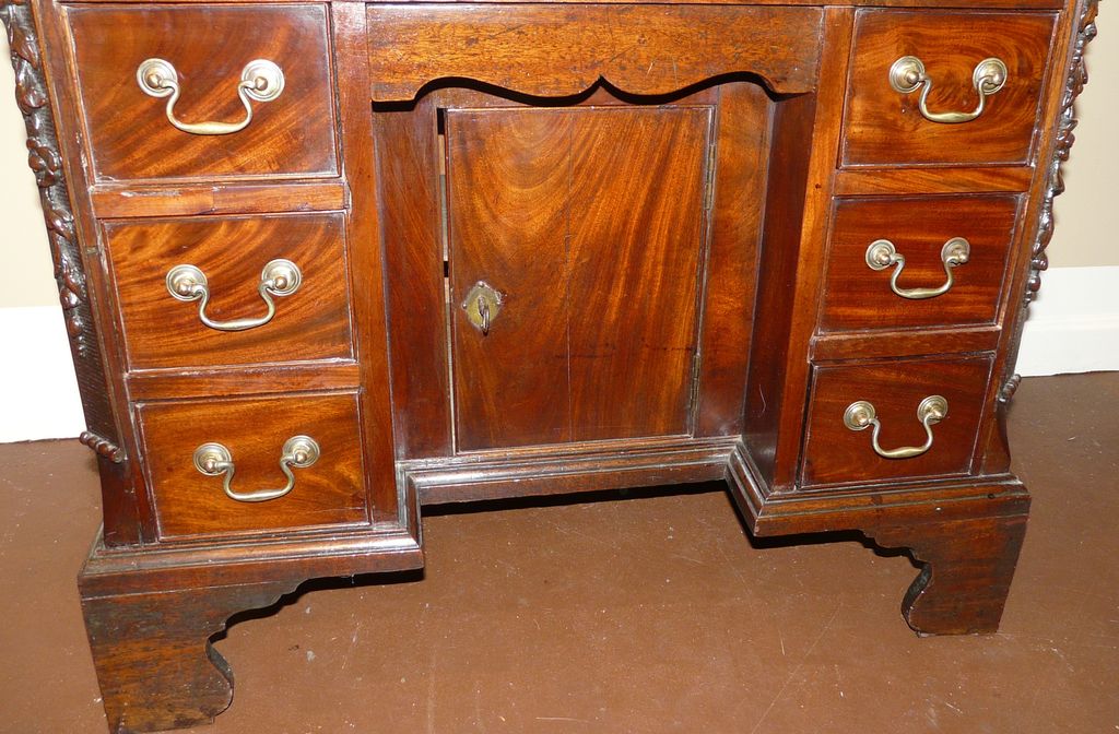 18th c. English Kneehole Desk 18th c. English Kneehole Desk