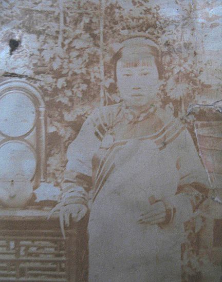 Antique CHINESE Qing PHOTOGRAPH Women With Long Nails 19th C Century Very RARE Antique CHINESE Qing PHOTOGRAPH Women With Long Nails 19th C Century Very RARE