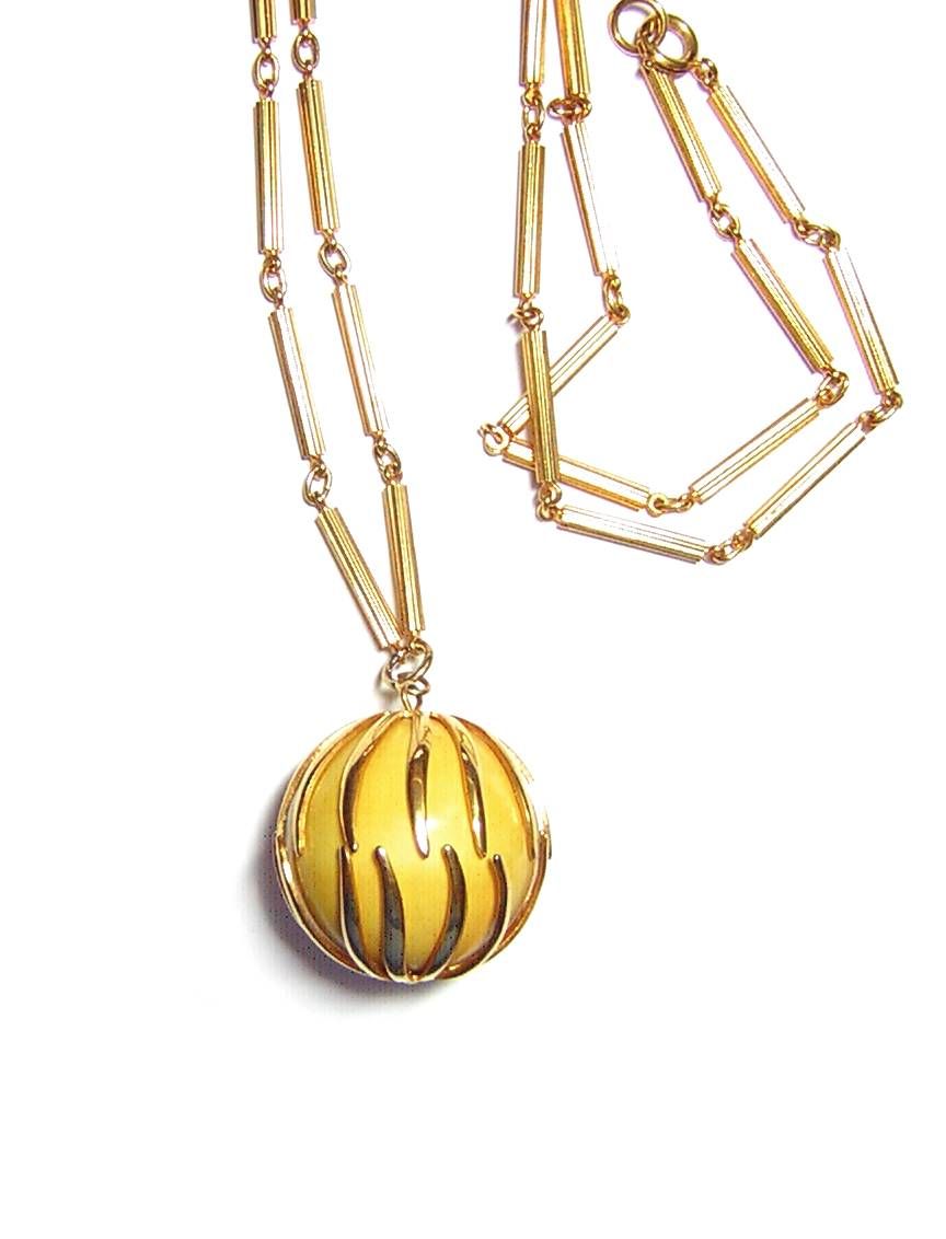 Vintage Caged Bakelite Pendant Necklace Vintage Caged Bakelite Pendant Necklace