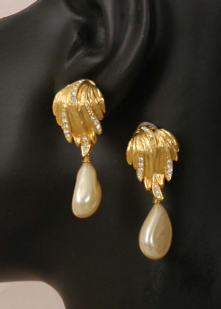 1960's Pearl Clip Earrings with Gold-tone 1960's Pearl Clip Earrings with Gold-tone