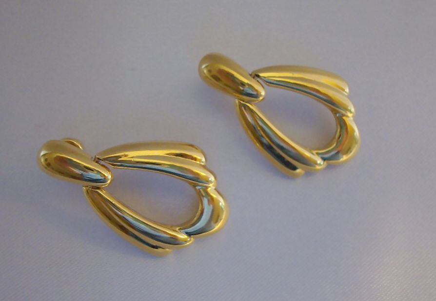 Monet Earrings on Monet Gold Tone Dangle Earrings From Antiquejewels On Ruby Lane